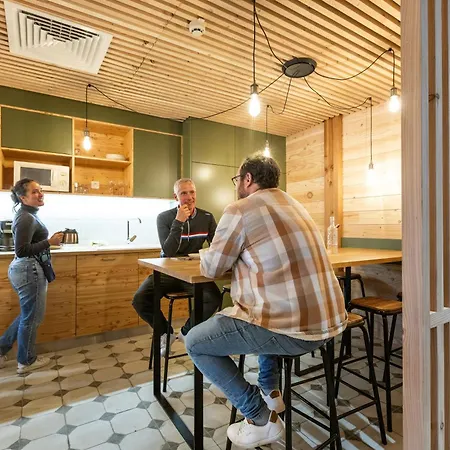 Le Bout Du Parc Hostel
